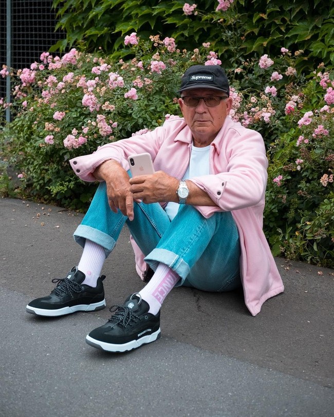 Beberapa brand andalan kakek ini antara lain, Supreme, Stüssy, Thrasher, dan Adidas. Itu bermula ketika aku melihat pakaian cucuku. Dari situ, aku meng-Google brand-brand-nya, ungkap Alojz dilansir situs Trillmag. Foto: Instagram @jaadiee