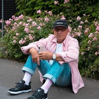 Beberapa brand andalan kakek ini antara lain, Supreme, Stüssy, Thrasher, dan Adidas. Itu bermula ketika aku melihat pakaian cucuku. Dari situ, aku meng-Google brand-brand-nya, ungkap Alojz dilansir situs Trillmag. Foto: Instagram @jaadiee