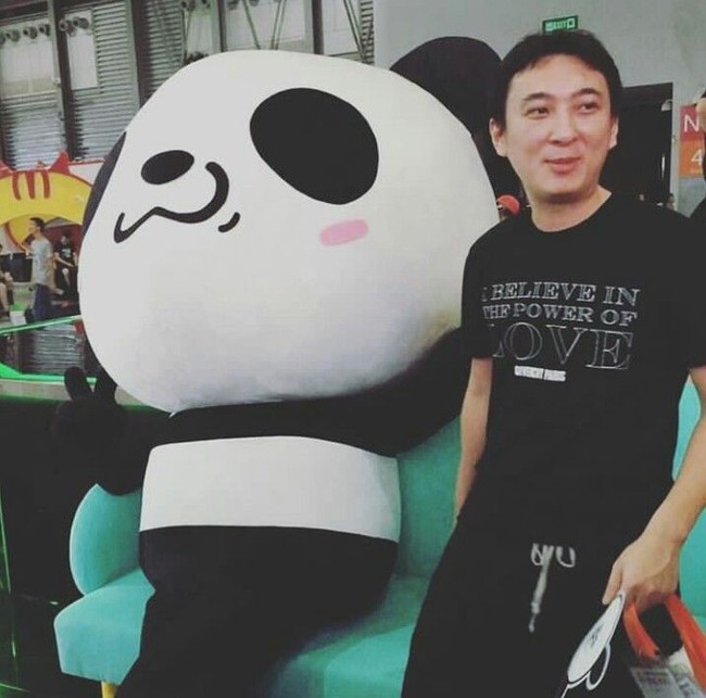 Sicong mengungkap bahwa harusnya dia membelikan Apple Watches empat buah karena kaki anjingnya empat. Tapi itu terlalu berlebihan, jadi aku hanya belikan dua, tulisnya di media sosial Weibo. Foto: Dok. Weibo Wang Sicong