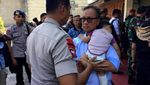Mensos Agus Gumiwang Gendong Balita di Lokasi Gempa Palu