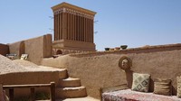 Bentuk AC itu adalah cerobong yang memiliki lubang-lubang penangkap angin yang menonjol di atap rumah-rumah tua dan akan banyak traveler temui di Kota Yazd (Shervin Abdolhamidi/BBC Travel)
