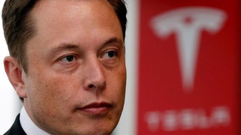 Setelah dituntut oleh badan pengawas pasar saham Amerika Serikat (SEC) karena cuitannya yang ingin membawa Tesla menjadi perusahaan privat, CEO Tesla Elon Musk akhirnya memutuskan untuk berdamai. Foto: Reuters