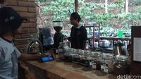 Sluurp! Menyeruput  Java Mocca di Doesoen Kopi Sirap yang Sejuk 