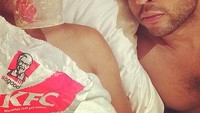 Chrissy Teigen sering mengunggah foto atau kicauan yang menunjukkan dirinya doyan fast food. Seperti saat ia tidur dengan kantung kertas KFC ini. Foto: Istimewa