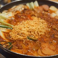 Slurp! Budae Jjigae Berkuah Gurih Pedas dengan Isian Komplet Ada Di sini
