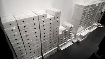 Setelah gerai iPhone dibuka, pengantre mulai dipanggil. Tapi tak kunjung ada yang memasuki toko bahkan sampai nomor 246 -- terindikasi karena kesemuanya joki antrean. Baru ada yang maju ketika pengantre nomor 247 dipanggil. (Foto: Tatyana Makeyeva/Reuters)