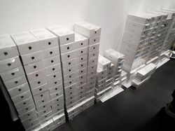 Ratusan Joki Antrean iPhone di Moskow Gigit Jari