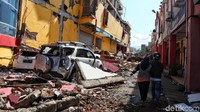 Penampakan rusaknya beberapa bangunan pasca gempa.
