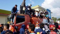 Suplai BBM dari beberapa Terminal BBM di luar Palu dikerahkan ke Palu dan Donggala (Foto: Akun Twitter Kepala Pusat Data Informasi dan Humas BNPB Sutopo Purwo Nugroho)
