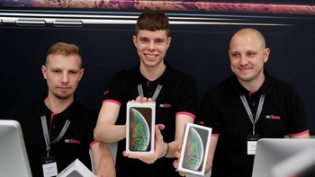 Para karyawan re:Store, gerai Apple di Moskow, berpose dengan iPhone XS dan XS Max. (Foto: Tatyana Makeyeva/Reuters)