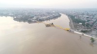 Jembatan Kuning atau yang biasa juga disebut Jembatan Ponulele, diresmikan oleh Presiden RI ke-6, Susilo Bambang Yudhoyono (SBY) pada 2006 lalu. Jembatan ini menjadi istimewa karena merupakan jembatan lengkung pertama yang ada di Indonesia dan yang ketiga di dunia. Sebelumnya jembatan lengkung sudah ada di Jepang dan Prancis.  Kini, jembatan itu hancur (Foto: DRONE PILOT TEZAR KODONGAN/via REUTERS)