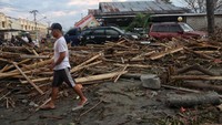 Mobil-mobil hancur, tertumpuk di atas bangunan. Foto: Pradita Utama