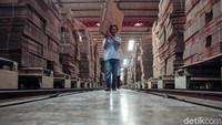 Begini suasana kesibukan pekerja saat memproduksi kotak dan bilik suara untuk Pemilu 2019.