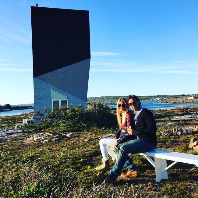 Pria kelahiran Newton, Massachusetts, ini tidak sungkan memamerkan sisi romantisnya kepada Gwyneth di media sosial. Lewat Instagram, Brad kerap memberikan pujian dan ungkapan sayang untuk aktris 46 tahun itu.  Foto: Instagram  