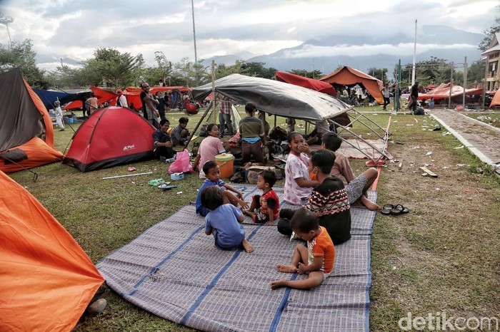Semangat Belajar Bocah-bocah Palu Meski Mengungsi di Perbukitan
