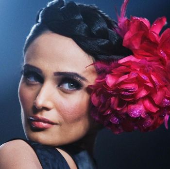 Mehreen Syed, model cantik asal Pakistan yang sedaang hamil, jatuh saat fashion show.