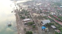 Dari ketinggian, tampak  Masjid Arqam Bab Al Rahman atau Masjid Apung Palu roboh dan masuk ke laut pascagempa disusul tsunami di Palu, Sulawesi Tengah. Masjid itu terlihat terendam air laut. (Foto: DRONE PILOT TEZAR KODONGAN/via REUTERS)