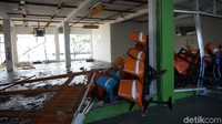 Lantai terminal tampak kotor karena ada material yang berserakan.