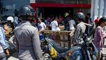 Foto: Korban Gempa Ramai-ramai Ambil Barang Minimarket di Palu
