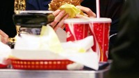  Hillary Swank bahkan menjadikan fast food sebagai makanan perayaannya usai mendapat Oscar tahun 2005. Ia terlihat menikmati burger buatan Astro Burger. Foto: Istimewa