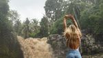 Potret Gaya Liburan Model Seksi yang Juga Stuntwoman