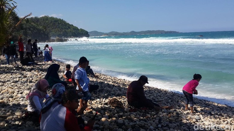 Pantai Pidakan Pacitan yang berkerikil putih (Purwo Sumodiharjo/detikTravel) Pantai Pidakan Pacitan yang berkerikil putih (Purwo Sumodiharjo/detikTravel)
