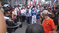 Pawai tersebut langsung menjadi sorotan warga.