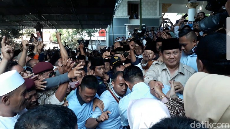 Prabowo Kunjungi Ponpes di Tegal, Para Santri Teriakkan: Presiden! Prabowo Kunjungi Ponpes di Tegal, Para Santri Teriakkan: Presiden!