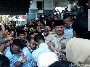 Prabowo Kunjungi Ponpes di Tegal, Para Santri Teriakkan: Presiden!