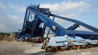Crane atau alat bongkar muatan tumbang. Padahal, crane tersebut berukuran besar.