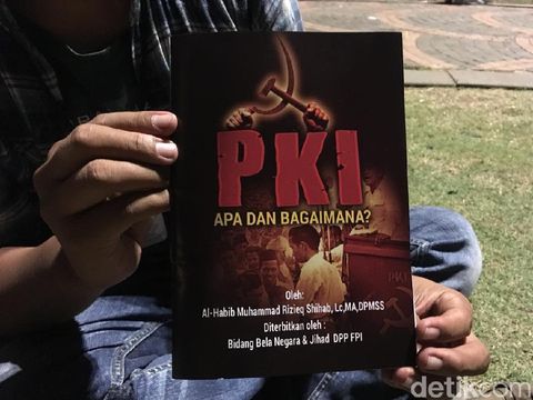 Buku 'PKI dan Bagaimana?' yang dibagikan di Monas pada acara doa bersama untuk Habib Rizieq