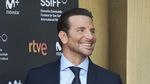 Siang-siang Gini, Lihat Senyuman Bradley Cooper Bikin Meleleh