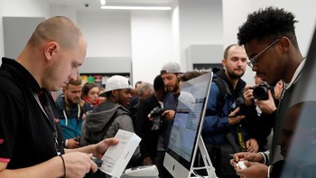 Antusiasme memboyong iPhone XS dan XS Max di gerai re:Store di kota Moskow ini terbilang besar, terlepas dari adanya ratusan joki antrean yang harus gigit jari. (Foto: Tatyana Makeyeva/Reuters)