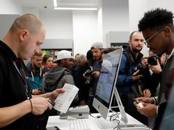 Ratusan Joki Antrean iPhone di Moskow Gigit Jari