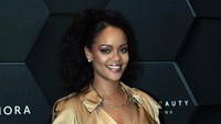 Rihanna muncul di sebuah acara brand kecantikan di Dubai.  Foto: Getty Images