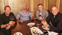  Sehabis makan malam bersama teman-temannya, The Rock memesan wine dengan hidangan kue cokelat, dan es krim yang cocok untuk menutup acara makan malam. Foto: Instagram @therock
