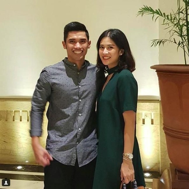 Dian Sastrowardoyo bersuamikan Maulana Indraguna Sutowo. Mereka menikah pada 18 Mei 2010. Dikenal sebagai pengusaha, Indra merupakan anak konglomerat Adiguna Sutowo. (Foto: Instagram/@therealdisastr)