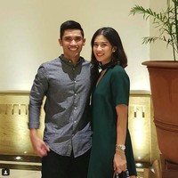 Dian Sastrowardoyo bersuamikan Maulana Indraguna Sutowo. Mereka menikah pada 18 Mei 2010. Dikenal sebagai pengusaha, Indra merupakan anak konglomerat Adiguna Sutowo. (Foto: Instagram/@therealdisastr)