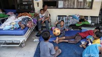 Beberapa anak-anak terlihat bermain di rumah sakit.