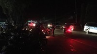 Kota Palu masih gelap gulita di malam hari. Terlihat sejumlah kendaraan masih berseliweran.