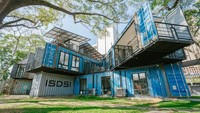 Kampus dari kontainer bekas ini ada Thailand. Kampus ini dibuat dari 22 kontainer. Istimewa/Inhabitat.