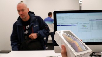 Di Moskow, iPhone XS dijual seharga 87 ribu rubel (Rp 19,7 juta). Sementara iPhone XS Max dibanderol 96 ribu rubel (Rp 21,8 juta). (Foto: Tatyana Makeyeva/Reuters)