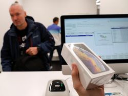 Ratusan Joki Antrean iPhone di Moskow Gigit Jari