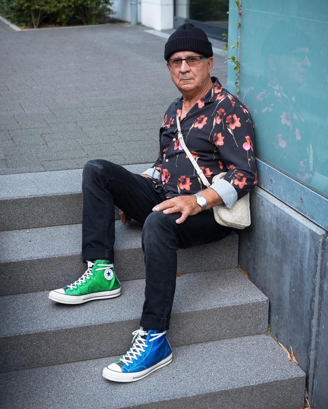 Sang cucu Diefenbach pun menyadari tampilan stylish sang kakek kemudin mulai memotret dan mengunggah foto di Instagram. Foto: Instagram @jaadiee