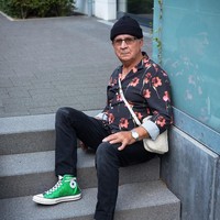 Sang cucu Diefenbach pun menyadari tampilan stylish sang kakek kemudin mulai memotret dan mengunggah foto di Instagram. Foto: Instagram @jaadiee