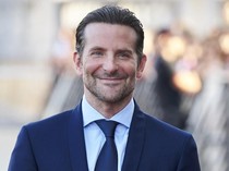 Gemas! Bradley Cooper Ditemani Sang Ibu di Red Carpet Golden Globes