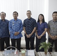 Bencana dahsyat tersebut juga merenggut nyawa seorang rekan kerjanya, Kepala Balai Coklat dan Kemesan Kementerian Perindustrian Evi Marwati (berjilbab di pojok kiri pada foto ini). Evi selama ini yang membantu Didiet selama pembinaan dan persiapan proyek peragaan busana di Palu. (Foto: @bernardopictura via Didiet Maulana)