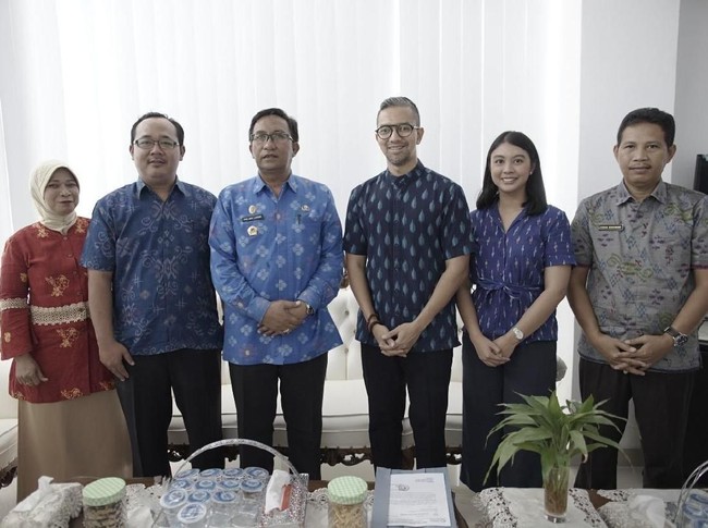 Bencana dahsyat tersebut juga merenggut nyawa seorang rekan kerjanya, Kepala Balai Coklat dan Kemesan Kementerian Perindustrian Evi Marwati (berjilbab di pojok kiri pada foto ini). Evi selama ini yang membantu Didiet selama pembinaan dan persiapan proyek peragaan busana di Palu. (Foto: @bernardopictura via Didiet Maulana)