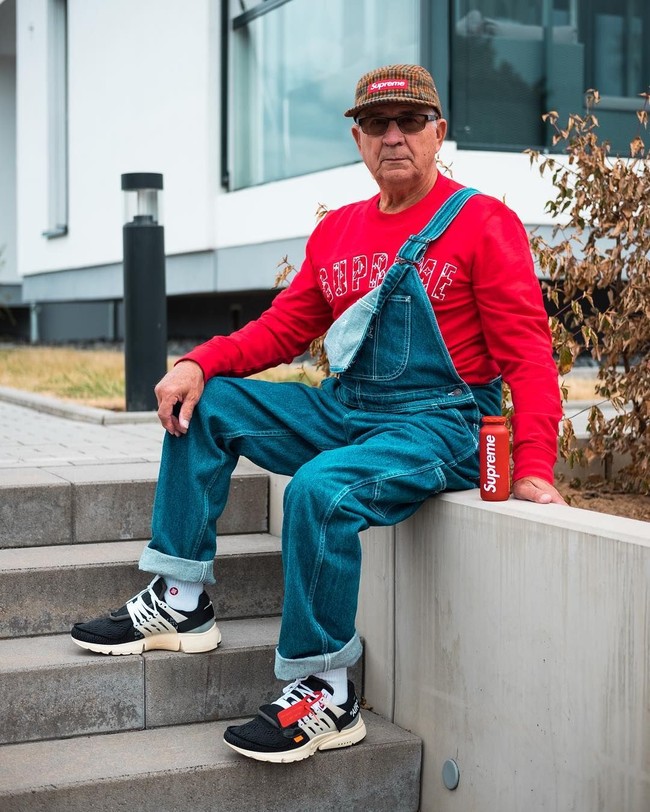 Gaya kekinin Alojz Abram juga disempurnakan dengan pose-pose yang tak kalah keren dari anak-anak muda. Foto: Instagram @jaadiee