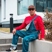 Gaya kekinin Alojz Abram juga disempurnakan dengan pose-pose yang tak kalah keren dari anak-anak muda. Foto: Instagram @jaadiee